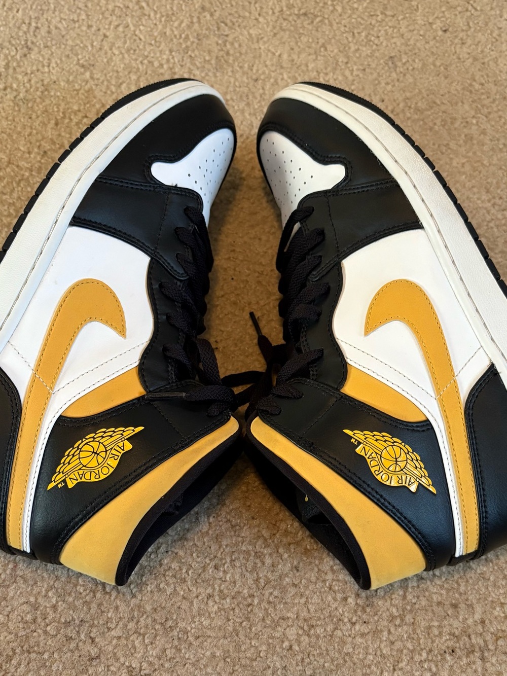 Air Jordan 1 Mid 'Black University Gold